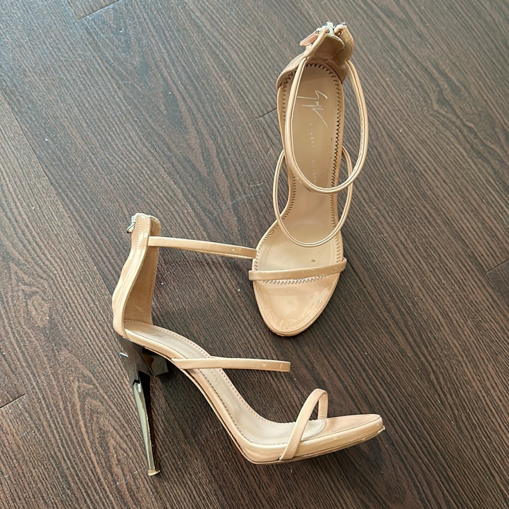 🎈CLOSET CLEAROUT 💕 Guiseppe Zanotti Three Band Heels